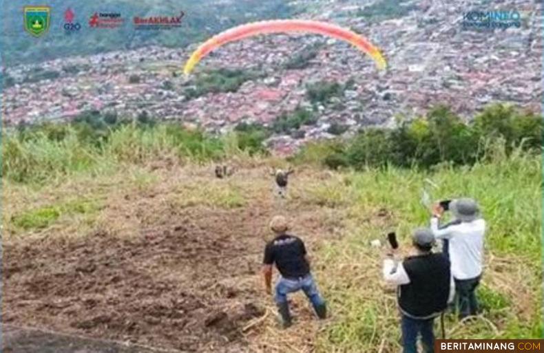 Atlet Paralayang saat lakukan uji coba Paralayang di Bukit Tui Padang Panjang, Ahad (25/9/2022). Foto: Kominfo Padang Panjang