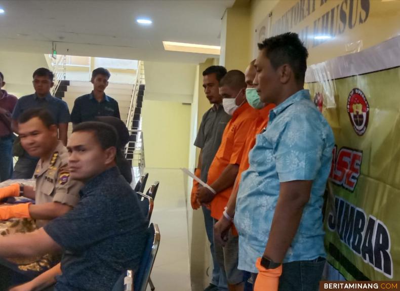 Kabid Humas Polda Sumbar, Komisaris Besar Polisi Satake Bayu Setianto memperlihatkan tersangka penjual merkuri. Foto: MST