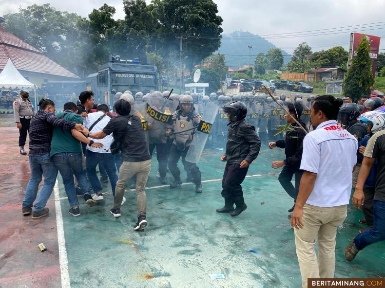 Situasi bentrok massa di Solsel dengan Personel Dalmas Polres Solok Selatan dan Personel Brimob, Jumat (13/101/2023). Humas Polres Solsel