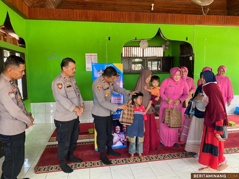 Kapolsek Polsek Pulau Punjung, Iptu Iin Cendri saat memberikan Bantuan Sosial Polri Peduli Pendidikan kepada pelajar menjelang Hari Raya Idul Adha dan bertepatan dalam Rangka HUT Bhayangkara Ke - 77, Selasa (27/6/2023). Foto: Eko