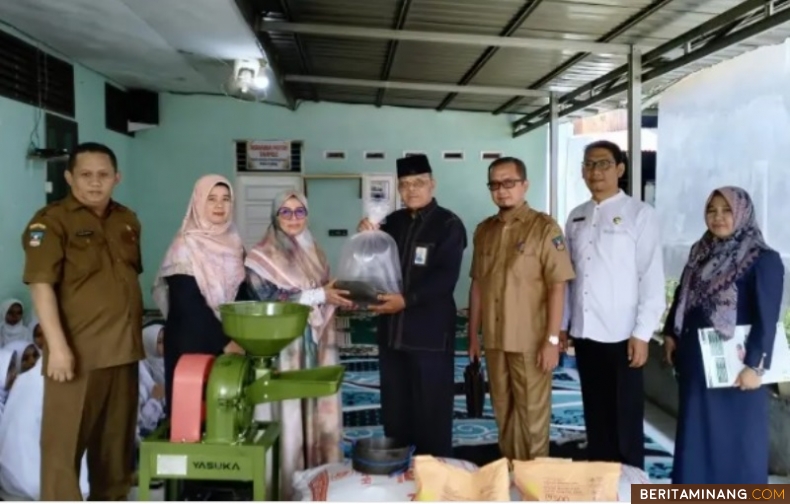 Ketua Baznas Dharmasraya, Z Lubis bersama Kepala Dinas Pangan Perikanan dan Kabid Perikanan, saat memberikan bantuan di Pondok Pesantren Pembangunan Pulau PunjungSenin (7/10/2024). Foto: Kominfo Dharmasraya