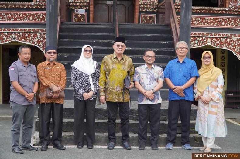 Presiden Malaysian Association of Tour and Travel Agents (MATTA), Dato' Seri Muh Khalid beserta Istri, Akhnidar Binti Ahmad ketika berada di Museum Bustanil Arifin Pusat Dokumentasi dan Informasi Kebudayaan Minangkabau (PDIKM) Padang Panjang, Kamis (7/11/2024). Foto: Kominfo Padang Panjang