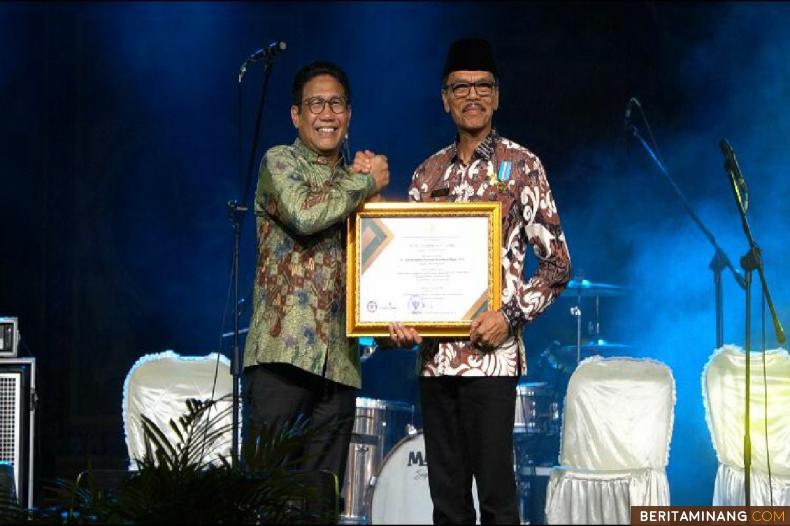 Menteri Desa PDTT Abdul Halim Iskandar serahkan piagam penghargaan kepada Bupati Limapuluh Kota Safaruddin  di ex-Gedung MTQ Bintan, Kepulauan Riau, Kamis malam, (02/02/2023). Foto : Dok Kominfo Liko