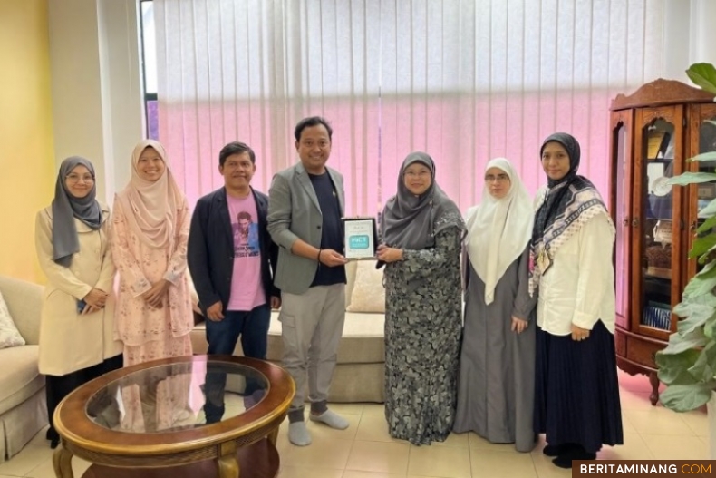 Kepala Laboratorium Animasi UNP, Wiki Lofandri, M.Kom dan Dosen Prodi Animasi Bayu R. Fajri ketika disambut Dekan dari Kulliyyah of Information and Communication Technology (KICT) yaitu Prof. Dr. Murni Mahmud. Foto: Dok.WF