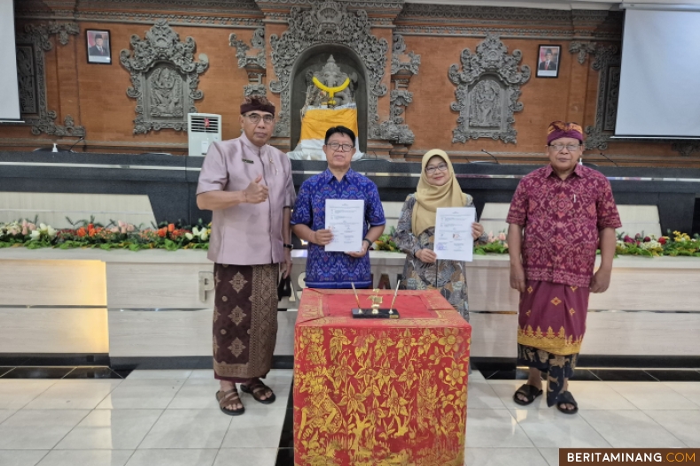 Koordinator Program Studi Magister Pendidikan Bahasa dan Sastra Indonesia FBS Universitas Negeri Padang menandatangani Perjanjian Kerja Sama dengan Program Magister dan Doktor Pendidikan Bahasa Universitas Pendidikan Ganesha (Undiksha) bertempat di Kampus Undiksha pada Kamis (14/11). Foto ET.