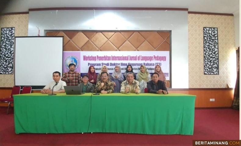 Dekan FBS Prof. Dr. Ermanto, S.Pd., M.Hum dan Koordinator Program Studi Ilmu Keguruan Bahasa FBS Universitas Negeri Padang, Prof. Dr. M. Zaim, M.Hum foto bersama ketika Lokakarya Penerbitan Jurnal Internasional IJOLP yang dilaksanakan pada Sabtu (2/11/2024) bertempat di Rumah Tamu Kampus UNP Lubuk Minturun Padang. Foto MR.