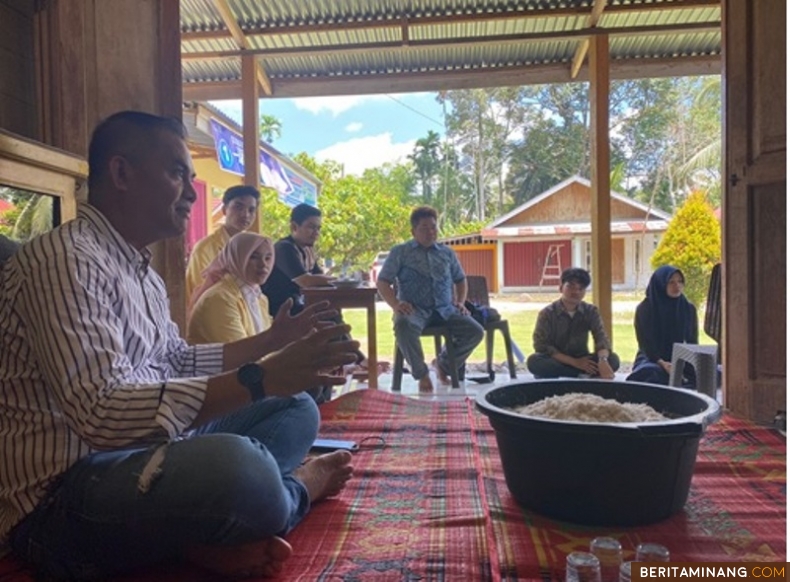 Prof. Rahadian Zainul sedang menyampaikan materi tentang manfaat bioteknologi dan teknik pembuatan VCO. Peserta menyimak dengan penuh antusias. Foto-Foto:Tim Pengabdian UNP