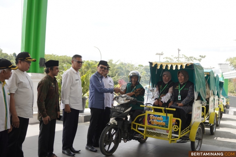 Program Baliko Becs, Bupati Safaruddin Salurkan Bantuan 15 Unit Becak Baznas Limapuluh Kota