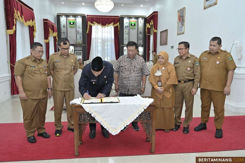 Gubernur Sumatera Barat (Sumbar), Mahyeldi Ansharullah ketika menandatangani perjanjian kerja sama antara Pemprov Sumbar dengan Yayasan Farmer Initiatives for Ecological Livelihoods and Democracy (FIELD) Indonesia, Selasa (5/12/2023). Foto: Adpim Sumbar