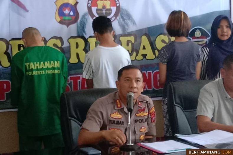 Kapolresta Padang, Komisaris Besar Polisi, Yulmar Tri Himawan ketika membeberkan kasus prostitusi online. Foto: MST