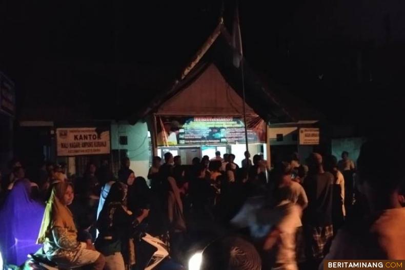 Kerumunan warga di depan Kantor Walinagari Ampang Kuranji Dharmasraya. Foto Ist