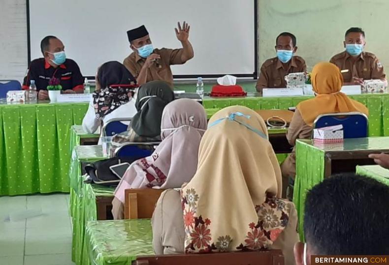 Plt. Kadisdikpora Novrizon, S. Pd. M. Si (dua dari kiri) Ketua FKSS Afrizal Amir (Kiri), Koorwil UPTW KPGD,  Bustami, S. Pd dan Pengawas, Yose Rizal, S. Pd saat edukasi bagi guru yang belum melakukan swab, di aula SDN 01 Pakan Rabaa,  Selasa (20/10/2020). Ist.