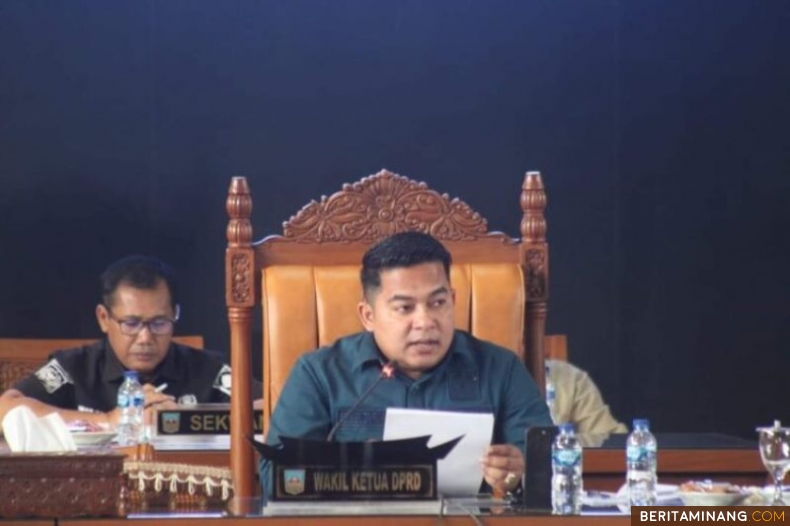 Wakil Ketua DPRD Kabupaten Dharmasraya Ade Sudarman Anwar, saat memimpin sidang. Foto: Humas DPRD Dharmasraya