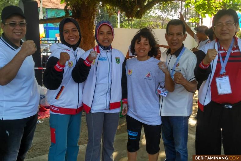 Sekdaprov Alwis (kiri)  dan Ketum KONI Sumbar Syaiful foto bersama trio emas putri panjat Tebing.  Humas KONI Sumbar