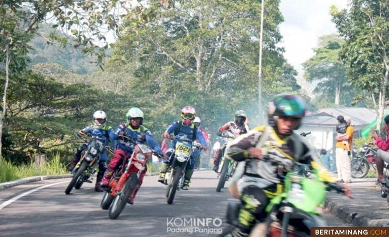 Peserta SATE #1 saat menjelajah Ekstremnya Alam Bukit Tui Padang Panjang.