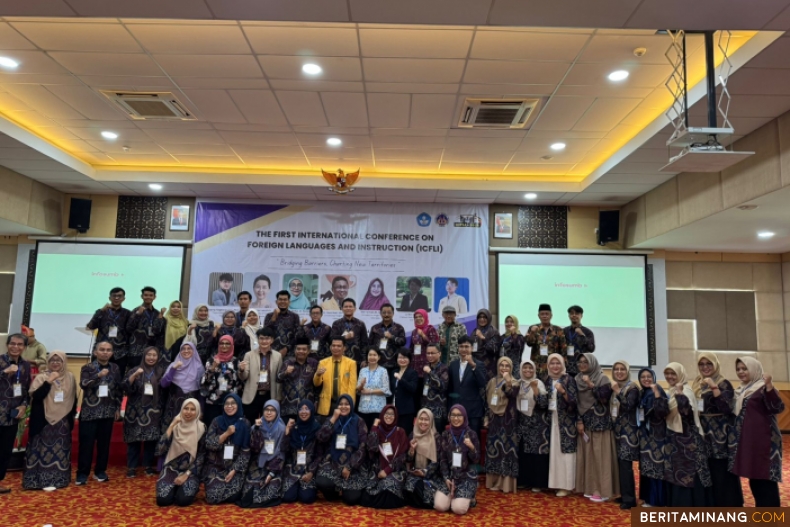 Rektor Universitas Negeri Padang yang diwakili oleh Wakil Rektor IV Dr. rer. nat. Deski Beri, S.Si, M.Si. membuka Konferensi ICFLI-1 FBS UNP di Auditorium Hotel UNP Kampus Air Tawar Padang pada Kamis (17/10). Foto ET.