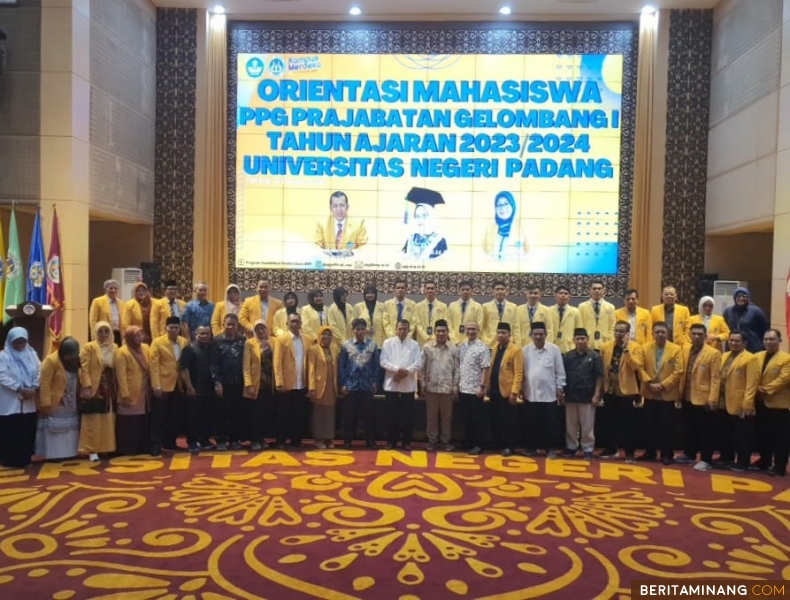 Rektor Universitas Negeri Padang Prof. Ganefri, Ph.D. foto bersama usai membuka kegiatan Orientasi PPG Prajabatan tahun ajaran 2023/2024 yang diselenggarakan pada Jumat (20/10/2023) bertempat di Auditorium Kampus UNP Air Tawar Padang. Foto: ET