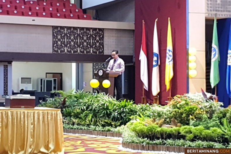 Rektor Krismadinata, Ph.D. buka seminar kesehatan Dharmawanita Persatuan Universitas Negeri Padang pada Selasa (17/12) bertempat di Auditorium Kampus UNP Air Tawar Padang.  Foto ET.