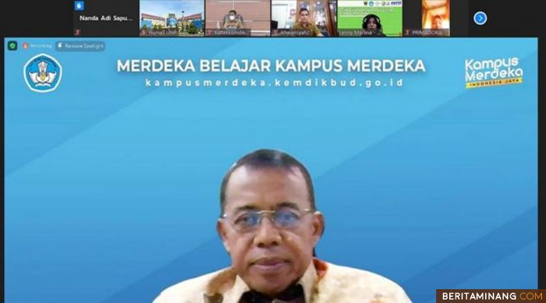 Rektor UNP, Prof. Ganefri, Ph.D. saat di Wokrshop Pembuatan KTI dan Jurnal Ber-ISSN secara daring melalui zoom meeting, Selasa (03/08/2021.