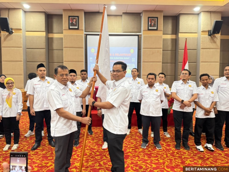 Ketua Umum Pengurus Asosiasi Floorball Indonesia (AFI) Prof. Ganefri, Ph. D ketika melantik Pengurus Provinsi AFI Sumatera Barat Periode 2024-2028 yang diketuai oleh Krismadinata, Ph. D yang juga Rektor Universitas Negeri Padang (UNP) di UNP Hotel  dan Convention Center Padang Rabu (11/ 12/2024). Foto: Humas UNP