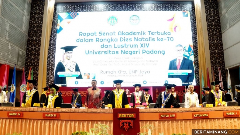 Suasana Rapat Senat Terbuka Dies Natalis ke-70 dan Lustrum ke-14 Universitas Negeri Padang yang digelar pada Jumat (25/10/2024) di Auditorium Kampus Air Tawar UNP. Foto: Humas UNP