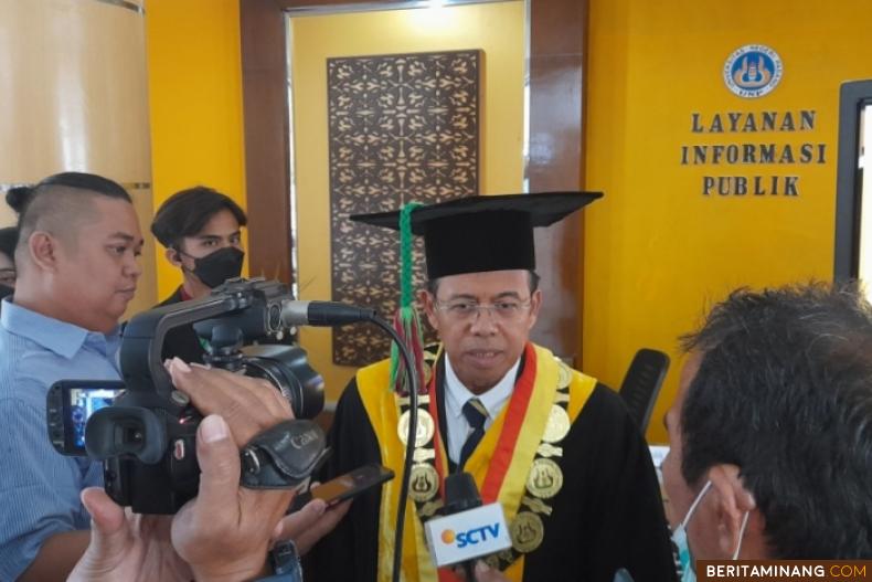 Rektor Universitas Negeri Padang (UNP) Prof. Ganefri, Ph.D diwawancarai wartawan usai pelaksanaan wisuda ke-128 di kampus Air Tawar Padang, Rabu (21/9/2022).  Foto: Rokcalva