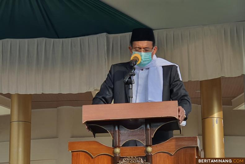 Rektor Universitas Negeri Padang Prof. Ganefri, Ph.D. mengajak  jamaah Idul Adha untuk mematuhi Protokol Kesehatan Covid-19.