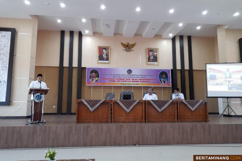 Rektor UNP Prof. Ganefri Sosialisasikan Program WCU kepada Sivitas Akademika Fakultas Bahasa dan Seni pada Senin (1/8). Foto ET