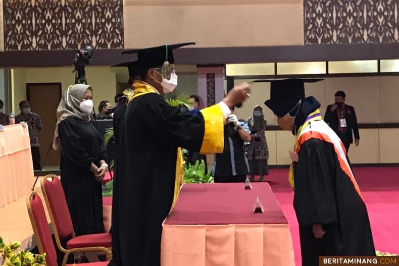 Rektor UNP Prof. Ganefri, Ph.D. Wisuda Doktor Ketiga Lulusan Program Studi Ilmu Keguruan Bahasa FBS Universitas Negeri pada Sabtu (26/6).