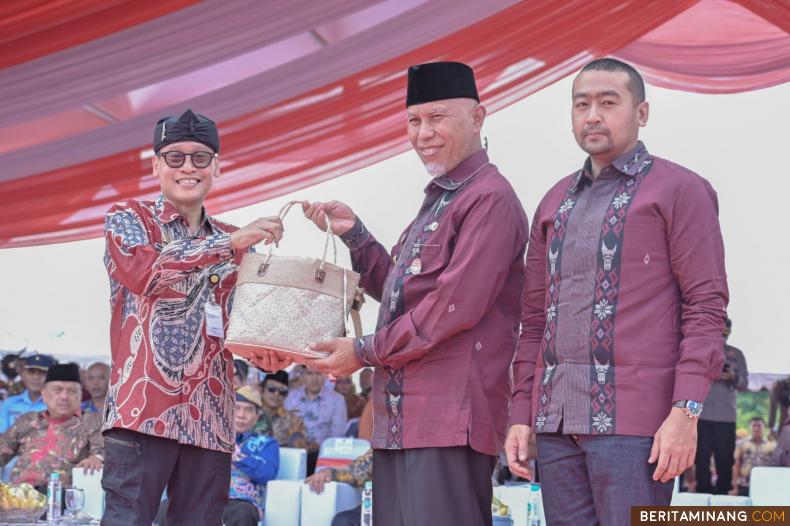 Gubernur Sumatera Barat, Mahyeldi Ansharullah berikan kenang-kenangan kepada salah seorang peserta Penas KTNA XVI di Lanud Sutan Sjahrir Padang, Kamis (15/6/2023). Foto: Adpim Sumbar