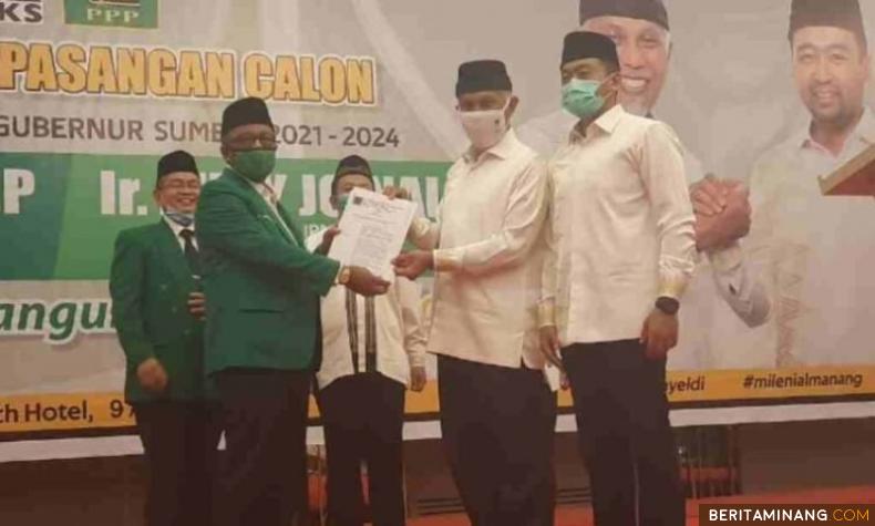 Pasangan Mahyeldi-Audy Joinaldi menerima SK dukungan dari Ketua DPW PPP Hariadi dalam acara deklarasi. Foto langgam.id