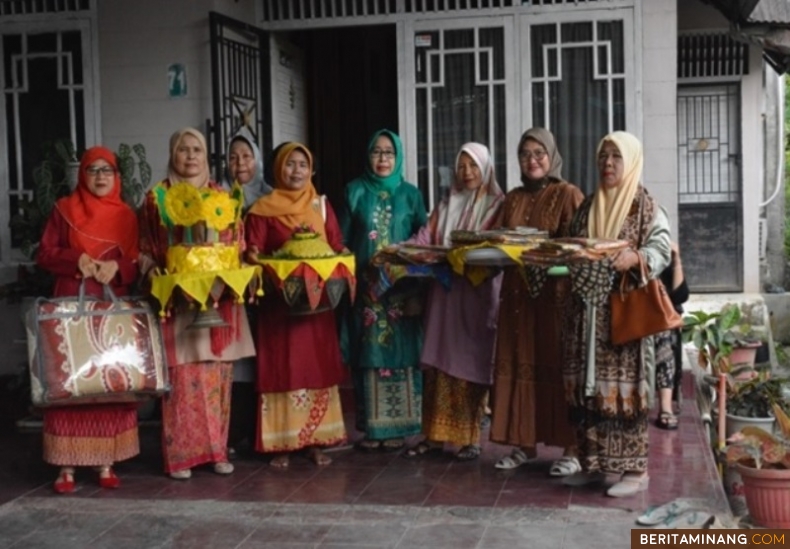 Tim PPNB UNP yang diketuai Prof. Dr. Agustina ketika berperan aktif dalam prosesi babako di Nagari Nanggalo, Pessel, 20 Oktober 2024. Foto-Foto: Tim PPNB UNP