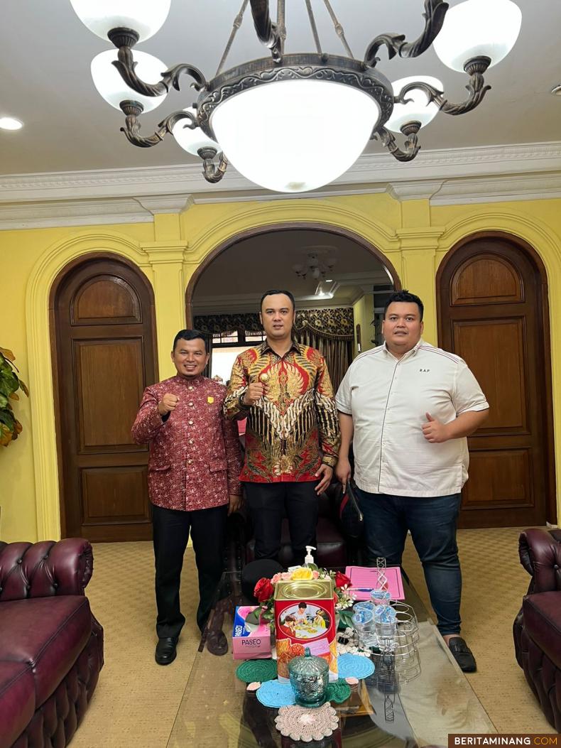 Rizki Abdian Putra foto bersama Bupati Sijunjung Benny Dwifa Yuswir, S.STP, M.Si (tengah) dan Wakil Ketua DPRD Sijunjung, Syofian Hendri, S.PdI (kiri). Ist