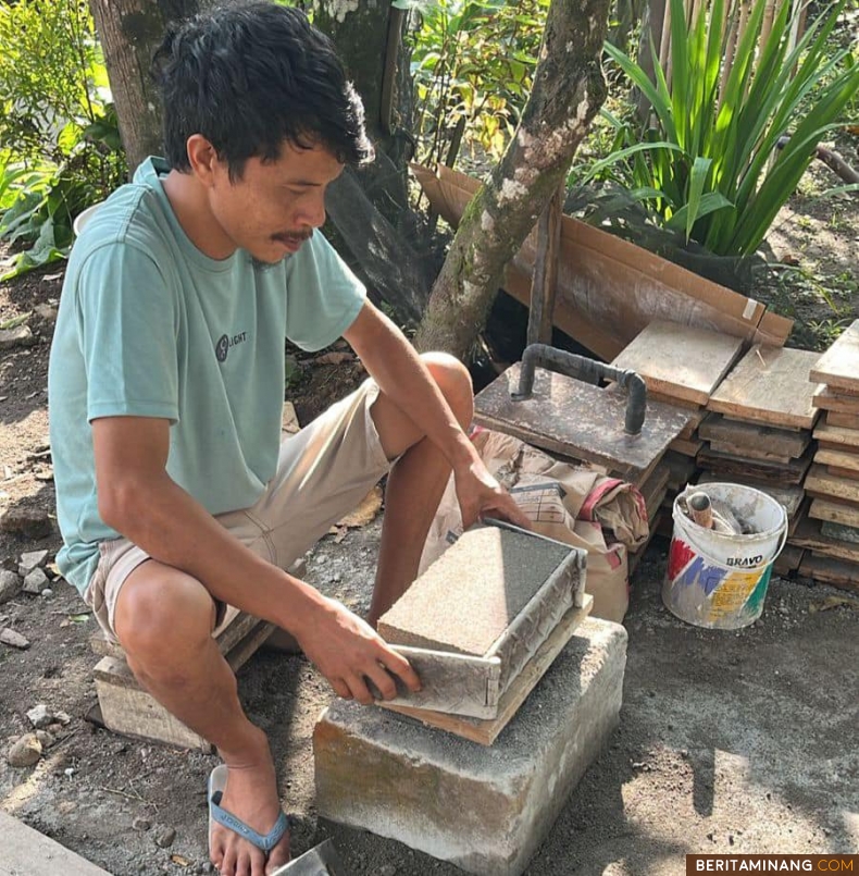 Rofi ketika membuat Batako, usaha yang sudah lama terbengkalai. Foto: Kominfo Padang Panjang