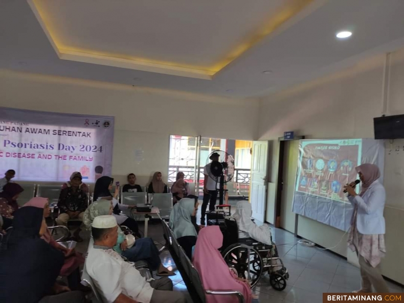 Suasana di RSUD M Zein Painan saat kegiatan Penyuluhan Kesehatan  Rangka World Psoriasis Day 2024 di Klinik Spesialis Kulit dan Kelamin rumah sakit setempat, Senin (4/11/2024). Foto: Kominfo Pessel