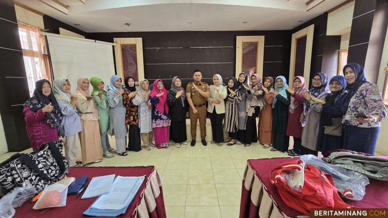 Foto bersama peserta Workshop Merajut di kantor Kelurahan Guguk Malintang (Gumala), Kecamatan Padang Panjang Timur (PPT) , Selasa (5/11/2024). Foto; Kominfo Padang Panjang