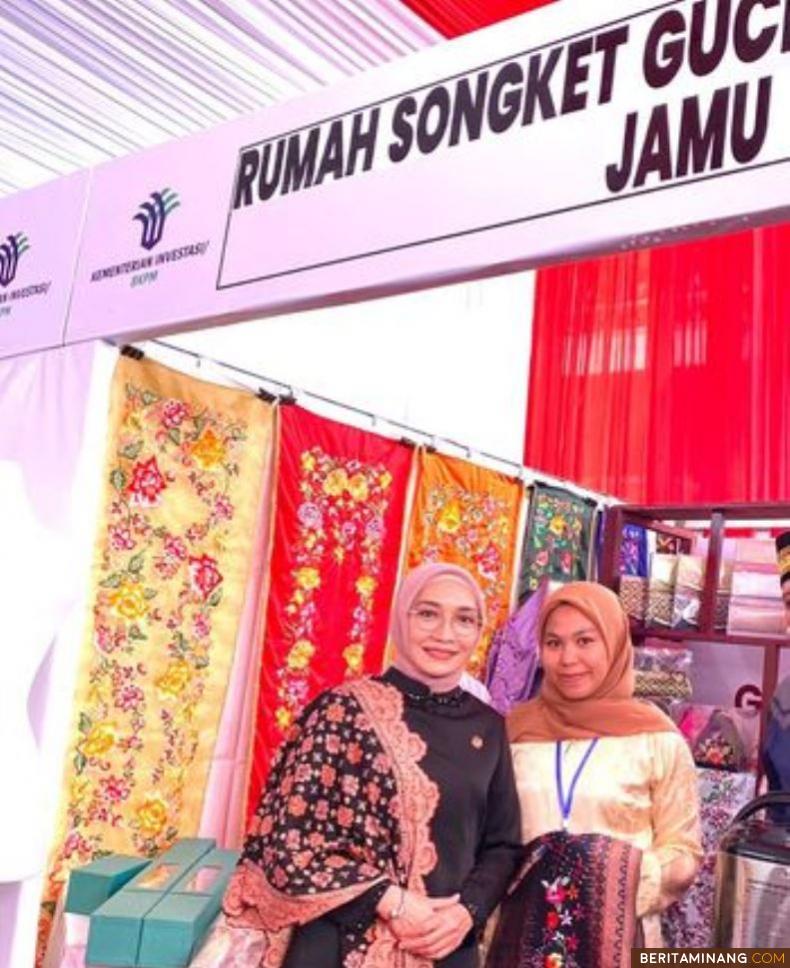 Stand Rumah Songket Guci pada kegiatan Pelatihan Peningkatan Kompetensi UMKM Kriya yang dibuka Ketua Dekranas Pusat, Hj. Wury Ma'ruf Amin, di Padang Panjang. Foto: Kominfo Padang Panjang