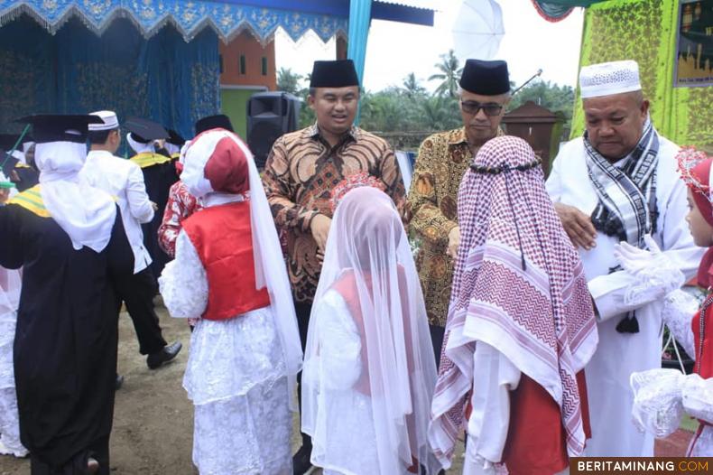 Bupati Sutan Riska saat hadir dalam wisud Rumah Tahfizh TPQ/TPSQ Al-Bahjatul Qur'an Sitiung. Foto Humas Dharmasraya