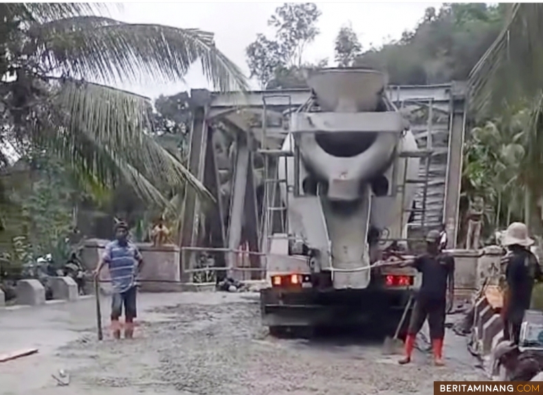 Dinas PUTR Pesisir Selatan saat memperbaiki Jembatan Lubuk Nyiur Kabupaten Batang Kapas  yang rusak diterjang banjir. Foto: Kominfo Pessel