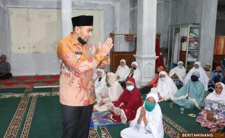 Wakil Gubernur Sumatera Barat Audy Joinaldy saat menjamu jamaah Masjid Nurul Jihad di Kelurahan Padang Datar, Kecamatan Payakumbuh Barat. Foto: Humas Sumbar