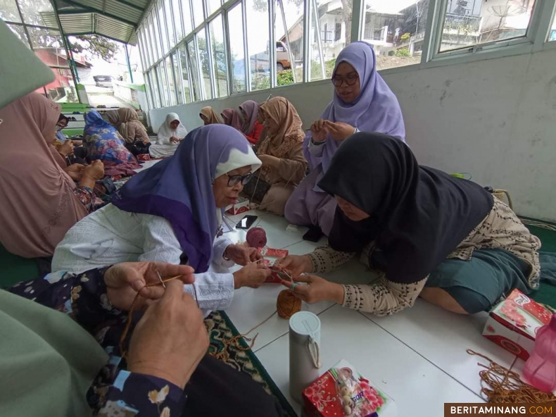 Departemen Pendidikan dan Latihan (Diklat) Pimpinan Daerah (PD) Salimah Kota Padang Panjang saat menggelar Pelatihan Merajut di Masjid Ushuludin, Kelurahan Pasar Usang, Ahad (18/2). Foto: Kominfo Padang Panjang