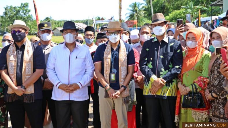 Menparekraf Sandiaga Uno dan Anggota DPR RI Andre Rosiade mengenakan syal Batik Sampan saat berkunjung ke Desa Wisata Tungkal Selatan, Kecamatan Pariaman Utara, Pariaman, Jumat (23/4/2021)