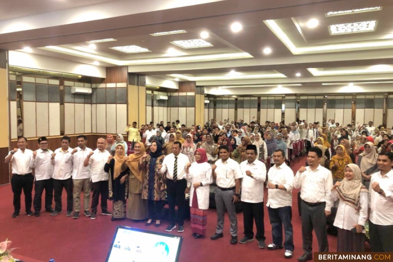 Kegiatan seminar nasional tersebut dilaksanakan di ruang Auditorium Kampus FIS UNP Air Tawar Padang pada Selasa (12/12). Foto ET.