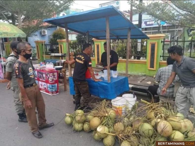 Satgas Trantibum Dinas Satuan Polisi Pamong Praja dan Pemadam Kebakaran Kabupaten Pessel melakukan sosialisasi, pengaturan, dan penertiban Pedagang Kaki Lima (PKL) yang berjualan di beberapa titik kawasan Kota Painan, Kecamatan IV Jurai.