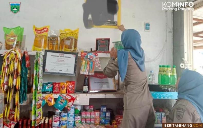 Petugas Satuan Polisi Pamong Praja dan Pemadam Kebakaran (Satpol PP Damkar) kembali mengambil tindakan penertiban iklan rokok yang ada di warung-warung, karena sama diketahui di Padang Panjang sudah ada Perda larangan tentang iklan rokok, Rabu (5/7). Foto: Kominfo Padang Panjang