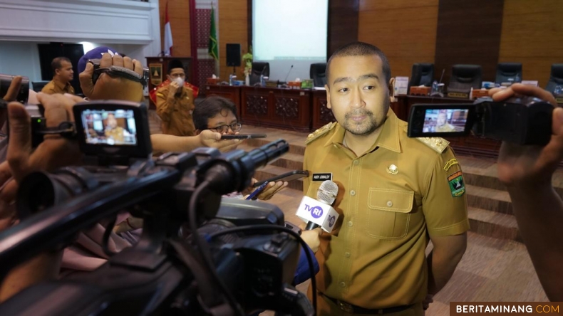 Plt Gubernur Sumbar Audy Joinaldy saat memberikan keterangan pers. Foto: Adpim Sumbar