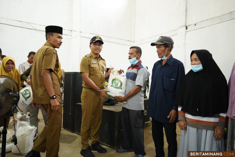 Bupati H. Khairunas didampingi Wabup H. Yulian Efi menyerahkan bantuan Pangan Cadangan Beras Pemerintah (BP-CBP) Tahap II Tahun 2023 di Nagari Talao Sungai Kunyit, Kecamatan Sangir Balai Janggo, Senin (16/10/2023). Foto Diskominfo