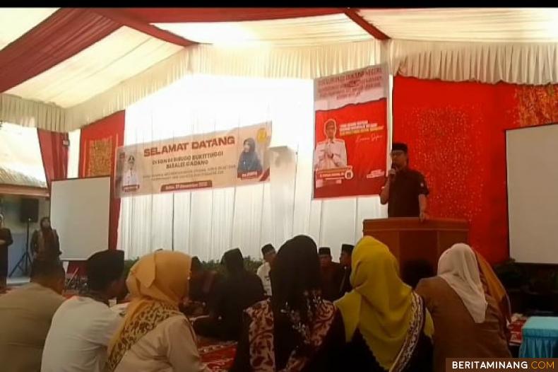 Wako Bukittinggi Erman Safar dihadapan majlis guru dan walimurid SDN 04 Bukittinggi pada acara baralek gadang makan bajamba dalam rangka HJK Bukittinggi ke 238. Foto : Dok IG SDN04 Bkt.