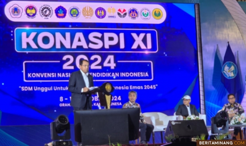 Senior Eksekutif Universitas Negeri Padang (UNP) Prof. Ganefri, Ph.D tampil sebagai pemateri utama dalam Kongres Nasional Pendidikan (Konaspi) XI di Universitas Negeri Surabaya (Unesa), 8 Oktober 2024. Foto: Humas UNP