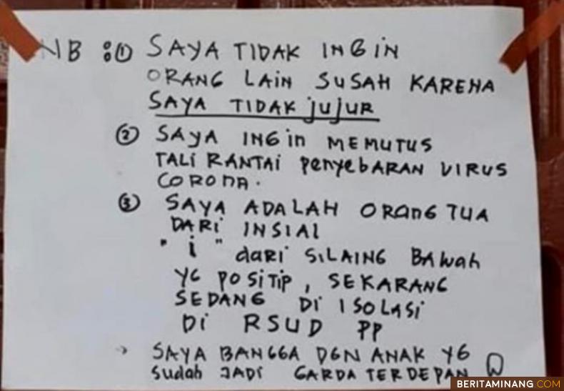 Pasien positif Covid-19 di Padang Panjang, menempel secarik kertas pengumuman di pintu depan rumahnya.